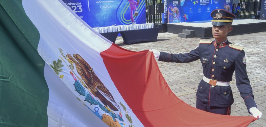 Aperturan honoríficamente los XXIV Juegos Centroamericanos y del Caribe San Salvador 2023 izamiento de bandera para XXIV Juegos Centroamericanos y del Caribe San Salvador 2023