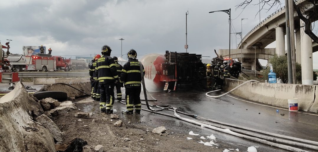 Explosión de pipa de gas en Calzada Ignacio Zaragoza deja 57 personas lesionadas